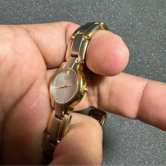 Vintage Citizen Womens Quartz Analog Watch Gold/Silver Tone 5920-S76248 Working - Picture 2 of 6